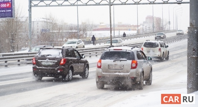 Каждый третий водитель не меняет резину до первого снега: можно ли ездить на летней резине в ноябре?